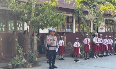 Tanamkan-Karakter-dan-Disiplin-Sejak-Dini,-Bidpropam-Polda-NTT-Pimpin-Upacara-di-SDI-Oebobo-1-Kupang