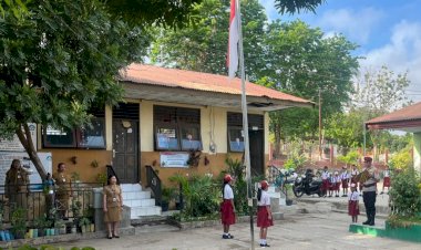 Polisi-Edukasi-Siswa-SD-Oetona-dan-Bakunase-II,-Ajarkan-Berani-Jaga-Diri-dan-Bijak-Gunakan-Gadget