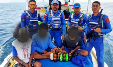 Polairud-Polda-NTT-Amankan-Kapal-Penangkap-Ikan-Diduga-Gunakan-Bom-di-Perairan-Solor,-Tiga-Orang-Diamankan