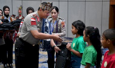 Wujud-Kepedulian-dan-Kasih-Sayang,-Kapolda-NTT-Berikan-Tali-Asih-dan-Peralatan-Sekolah-kepada-Anak-Yatim-di-Rakernis-Ditlantas-2026