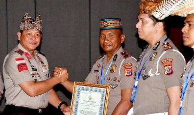 Kapolda-NTT-Beri-Penghargaan-kepada-Kasat-Lantas-Berprestasi,-Polres-Kupang-dan-Ende-Raih-Peringkat-Pertama