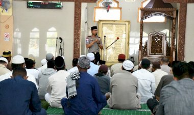Jumat-Keliling-Wakapolda-NTT:-Salat-Berjemaah,-Sampaikan-Pesan-Kamtibmas,-dan-Sambangi-Pelajar