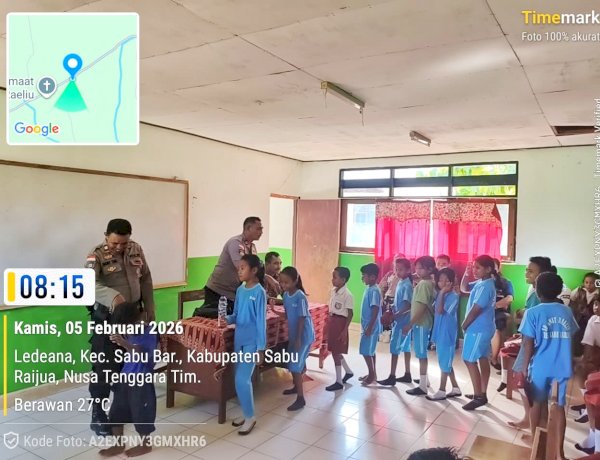 Polri Peduli Pendidikan, Sat Binmas Polres Sabu Raijua Serahkan Alat Tulis kepada Pelajar Sekolah Dasar