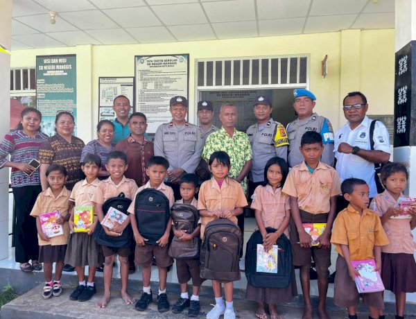 Kapolda NTT Apresiasi Aksi Sosial Polsek Rote Barat, Bagikan Perlengkapan Sekolah untuk Siswa SD Inpres Oenitas dan SD Negeri Manggis
