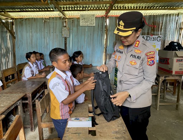 Polri Peduli Pendidikan, Siswa SMPN Maubeli Terima Bantuan Tas dan Alat Tulis dari Polres TTU