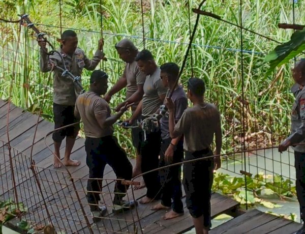 Brimob Polda NTT Bergerak Cepat, Perbaiki Jembatan Rusak di Desa Dobo Sikka