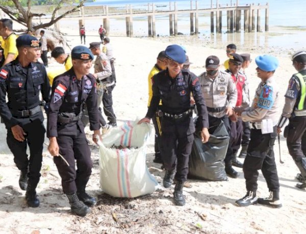 Sinergi Polri Bersihkan Pantai Londa Lima, Wujud Nyata Kepedulian Lingkungan dan Pariwisata Sumba Timur