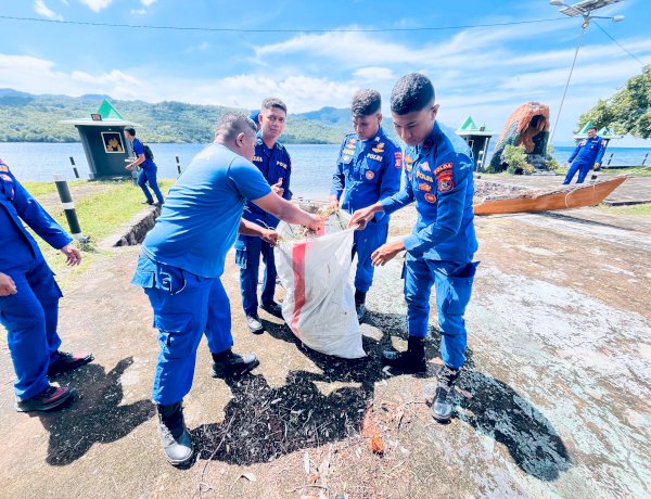 Ditpolairud Polda NTT Bersih Pantai di Taman Doa Tuan Meninu, Wujud Kepedulian Jaga Lingkungan Pesisir