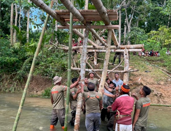 Akses Pendidikan Warga Jadi Prioritas, Brimob Polda NTT Bangun Jembatan Darurat di Wewewa Timur