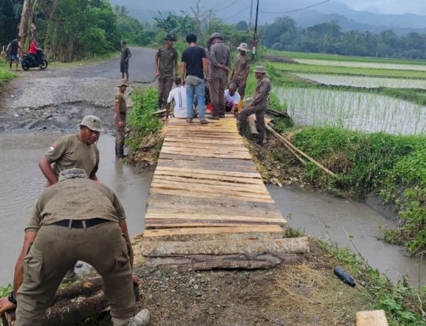 Brimob Polda NTT dan Polsek Wewaria Perbaiki Jembatan Darurat, Akses Tiga Desa Kembali Terhubung