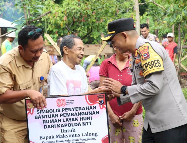 Kapolda NTT Salurkan Bantuan Pembangunan Rumah Layak Huni, Kapolres Manggarai Timur Serahkan Secara Simbolis kepada Warga Ronggakoe