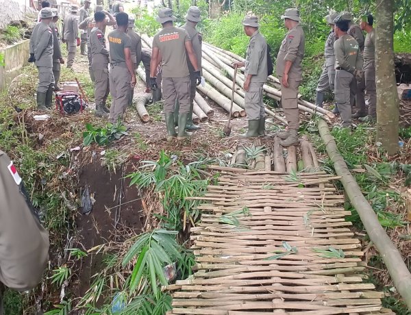 Wujud Nyata Kepedulian untuk Masyarakat Manggarai, Brimob Polda NTT Perbaiki Jembatan Penghubung di Kampung Kedutu