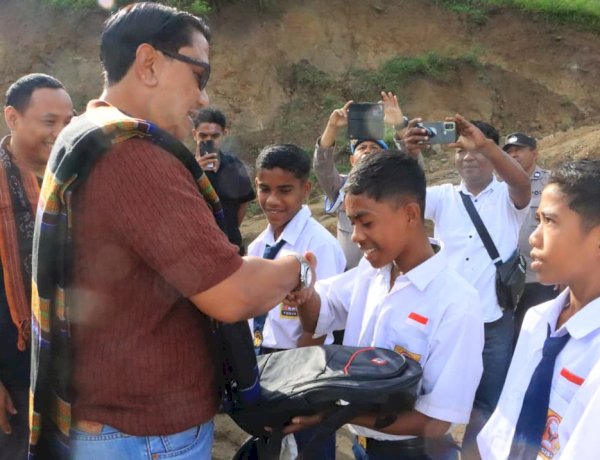 Wakapolda NTT Kunjungi SMPN 48 Sa Ate Gaikiu, Salurkan Bantuan bagi Sekolah Terdampak Bencana