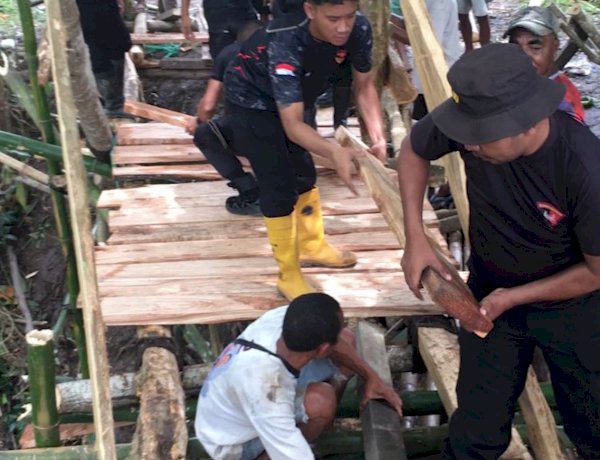 Brimob Polda NTT Bangun Jembatan Penyeberangan Warga di Mbarata, Perkuat Akses dan Keselamatan Anak Sekolah