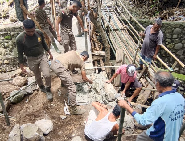 Pembangunan Jembatan Penghubung di Lipa, Brimob Polda NTT Hadirkan Akses Aman bagi Warga dan Pelajar Alor