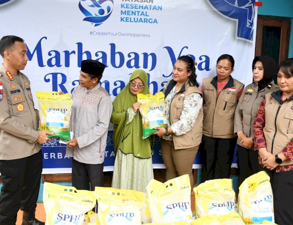 Kapolda NTT Salurkan 2 Ton Beras untuk Masyarakat, Didistribusikan ke 13 Masjid di TTS