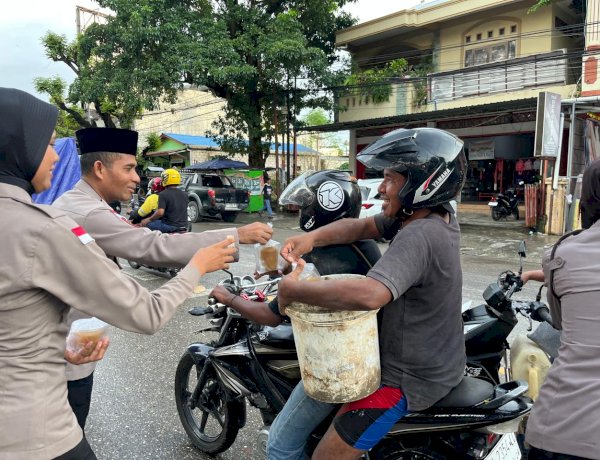 Ramadhan Penuh Berkah: Polda NTT Bagi-Bagi Takjil  untuk Masyarakat Kupang
