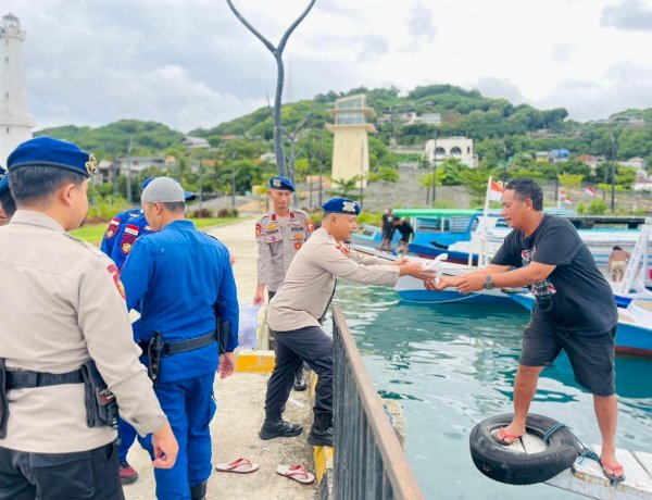 Polairud Polda NTT Tebar Takjil di Pesisir dan Lautan, Wujud Kepedulian di Bulan Suci Ramadhan