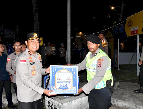 Kapolda NTT Turun Langsung Pantau Kamtibmas Jelang Idul Fitri, Bagikan Parcel untuk Personel dan Cek Kesiapan Bandara Eltari Kupang