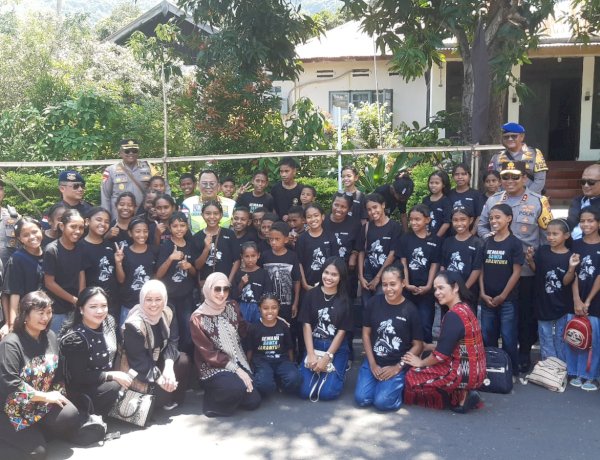 Kapolda NTT Sapa Panitia, Pengunjung, dan Peziarah Semana Santa di Larantuka