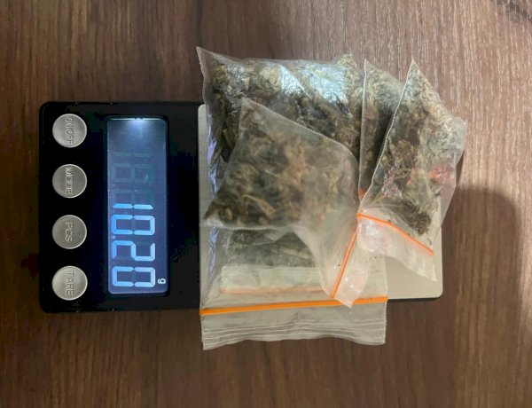 Polres Flores Timur Amankan Dua Terduga Pengedar Ganja di Pelabuhan Larantuka