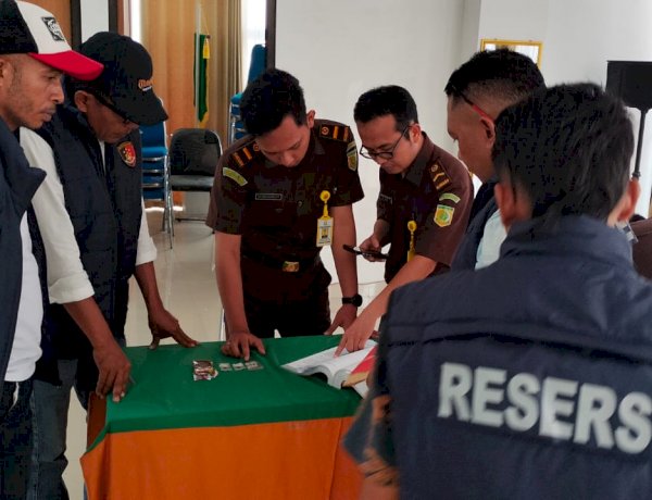 Ditresnarkoba Polda NTT Tahap II-kan Lima Tersangka Narkotika ke Kejari Ngada, Plh. Dirresnarkoba Kombes Pol Sadjimin: Proses Sesuai Prosedur