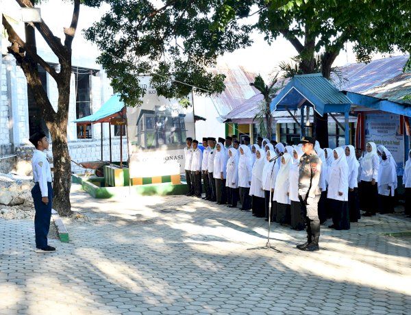 Polda NTT Edukasi Ratusan Pelajar MTs Kupang Lewat Upacara Bendera