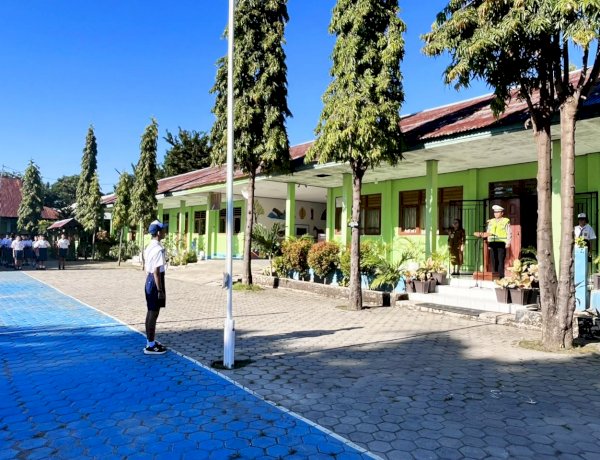 Program Kapolda NTT, Polisi Serentak Jadi Irup di Sekolah: Tanamkan Disiplin hingga Cegah Kekerasan pada Pelajar