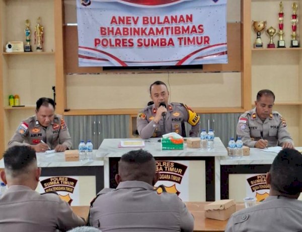 Wakapolres Sumba Timur Tekankan Disiplin dan Deteksi Dini dalam Anev Bhabinkamtibmas