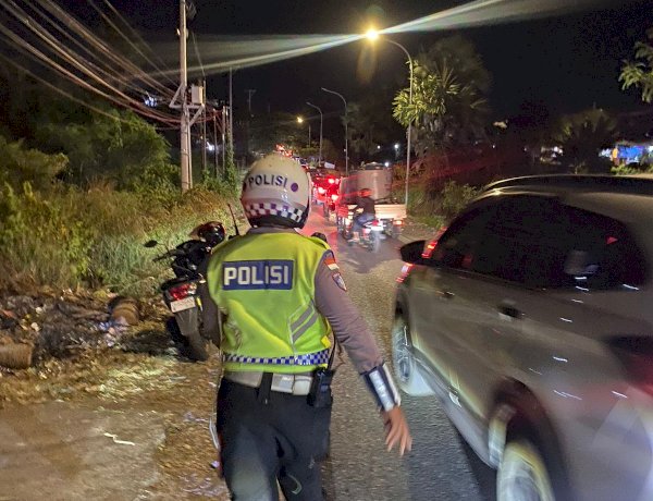 Respons Cepat Call Center 110, Personel Polresta Kupang Kota Urai Kemacetan Akibat Truk Kontainer Rusak di Depan Konsulat Timor Leste
