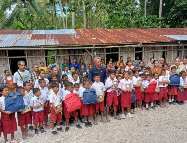 Sambut HUT Bhayangkara ke-80, Kapolda NTT Salurkan Tas dan Buku untuk Siswa SD Negeri Boof di Pedalaman TTS