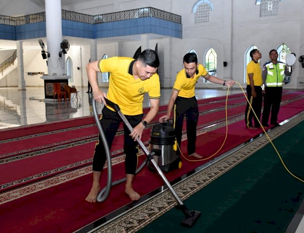 Sambut Hari Bhayangkara ke-80, Anggota Polda NTT Gelar Bhakti Religi di Masjid dan Gereja