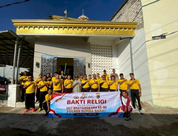 Sambut Hari Bhayangkara ke-80, Kapolres Sumba Barat Pimpin Bakti Religi di Masjid dan Pura