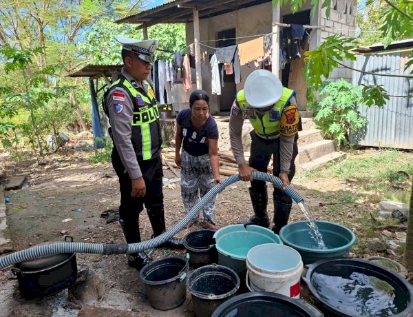 Wujud Kepedulian Polri di Hari Bhayangkara ke-80, Polres Sumba Timur Salurkan 10.000 Liter Air Bersih untuk Warga Padadita