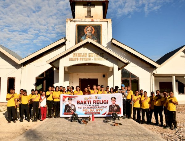 Sambut Hari Bhayangkara ke-80, Polda NTT Kembali Gelar Bhakti Religi di Pura dan Gereja