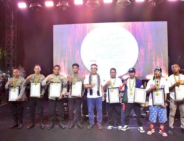 Malam Puncak HUT Bhayangkara ke-80, Kapolda NTT Beri Penghargaan kepada Personel Berprestasi dan Brata Tim Boy Band Polres Lembata