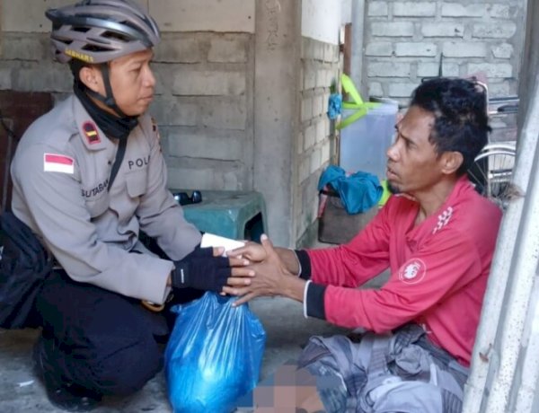 Gowes Sambil Bawa Beras, Kapolsek Ende Tempuh Jarak Jauh Demi Bantu Penyandang Disabilitas