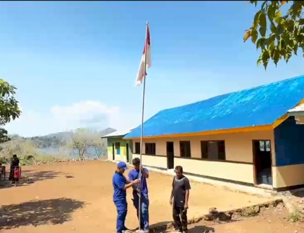 Sambut HUT Ke-81 RI, Ditpolairud Polda NTT Bangun Tiang Bendera di Sekolah Pulau Kukusan, Wujudkan Semangat NTT Penuh Kasih