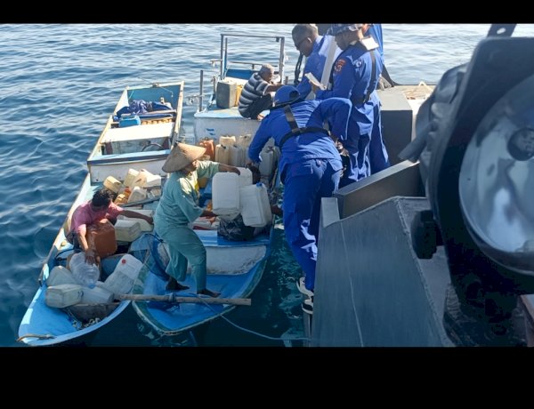 Polairud Polda NTT Salurkan Air Bersih untuk Warga Pulau Kera, Semarakkan HUT ke-81 RI