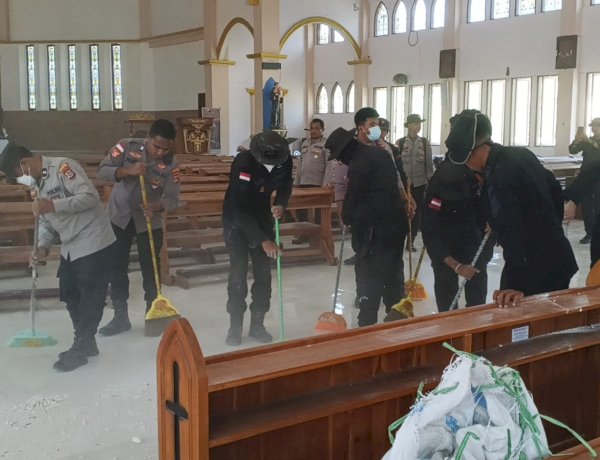 Polri Hadir di Tengah Warga, Kapolres Nagekeo Pimpin Bakti Sosial Bersihkan Gereja Pasca Gempa Flores