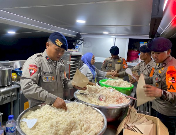 Dapur Lapangan Polri Hadir di Pengungsian Reok, Ribuan Nasi Disiapkan untuk Warga Terdampak Gempa