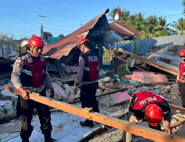 Polri Peduli, Ditsamapta Polda NTT Gerak Cepat Evakuasi Barang Warga dari Reruntuhan Rumah Pascagempa di Manggarai Timur