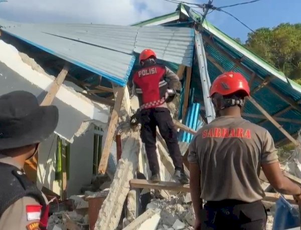 Polri Tak Tinggal Diam, Tim Samapta dan K-9 Evakuasi Barang Warga dari Reruntuhan Gempa di Manggarai Timur