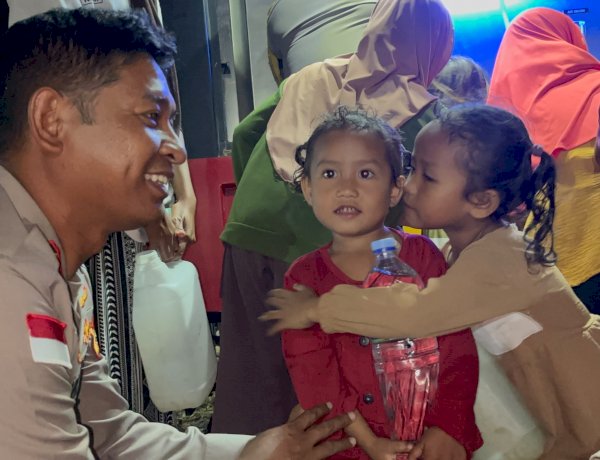 Kesulitan Air Bersih Pascagempa, Polri Hadir Salurkan Bantuan di Posko Ronting Manggarai Timur
