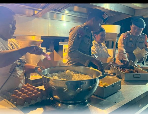 Dapur Lapangan Polri Hadir di Pengungsian Bekek, Sajikan Makanan Hangat untuk Korban Gempa Ngada
