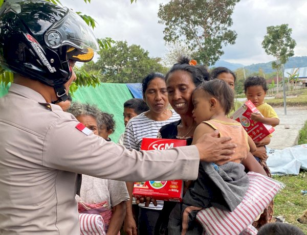 Naik Sepeda Motor Antar Bantuan, Kapolres Manggarai Timur Jangkau 156 Warga di Kampung Podol