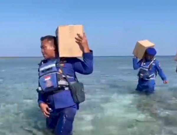 Menembus Laut Menuju Pulau Sukun, Polri Salurkan 146 Paket Sembako untuk Warga Terdampak Gempa
