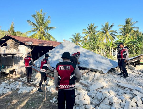 Tak Hanya Jaga Kamtibmas, Personel Samapta Polda NTT Bantu Bongkar dan Evakuasi Rumah Warga Terdampak Gempa