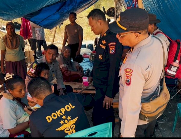 Garda Terdepan Kemanusiaan: Biddokkes Polda NTT Tembus Pengungsian di Desa Tado, Beri Pelayanan Kesehatan untuk Warga