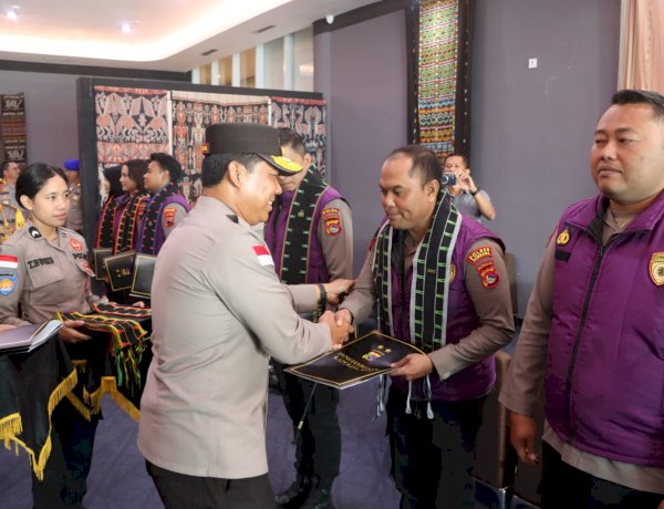 Jalankan Misi Kemanusiaan Penanganan Gempa, Kapolda NTT Beri Penghargaan kepada Tim Trauma Healing Polda Jateng dan Polda NTB